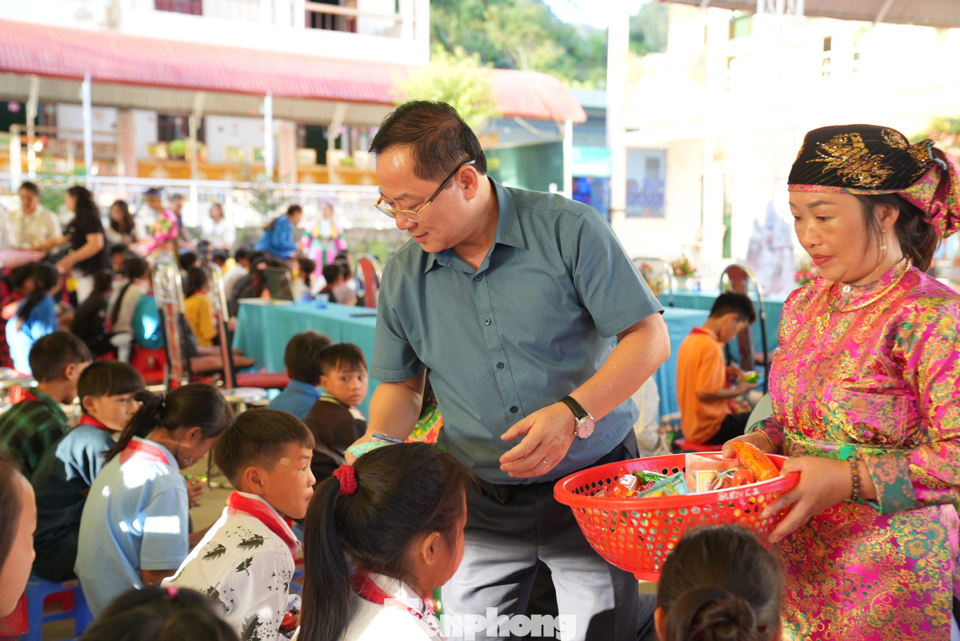 Đoàn công tác tặng quà, trao học bổng cho học sinh tiêu biểu. Ảnh: Bảo Anh. Đoàn công tác tặng quà, trao học bổng cho học sinh tiêu biểu. Ảnh: Bảo Anh.