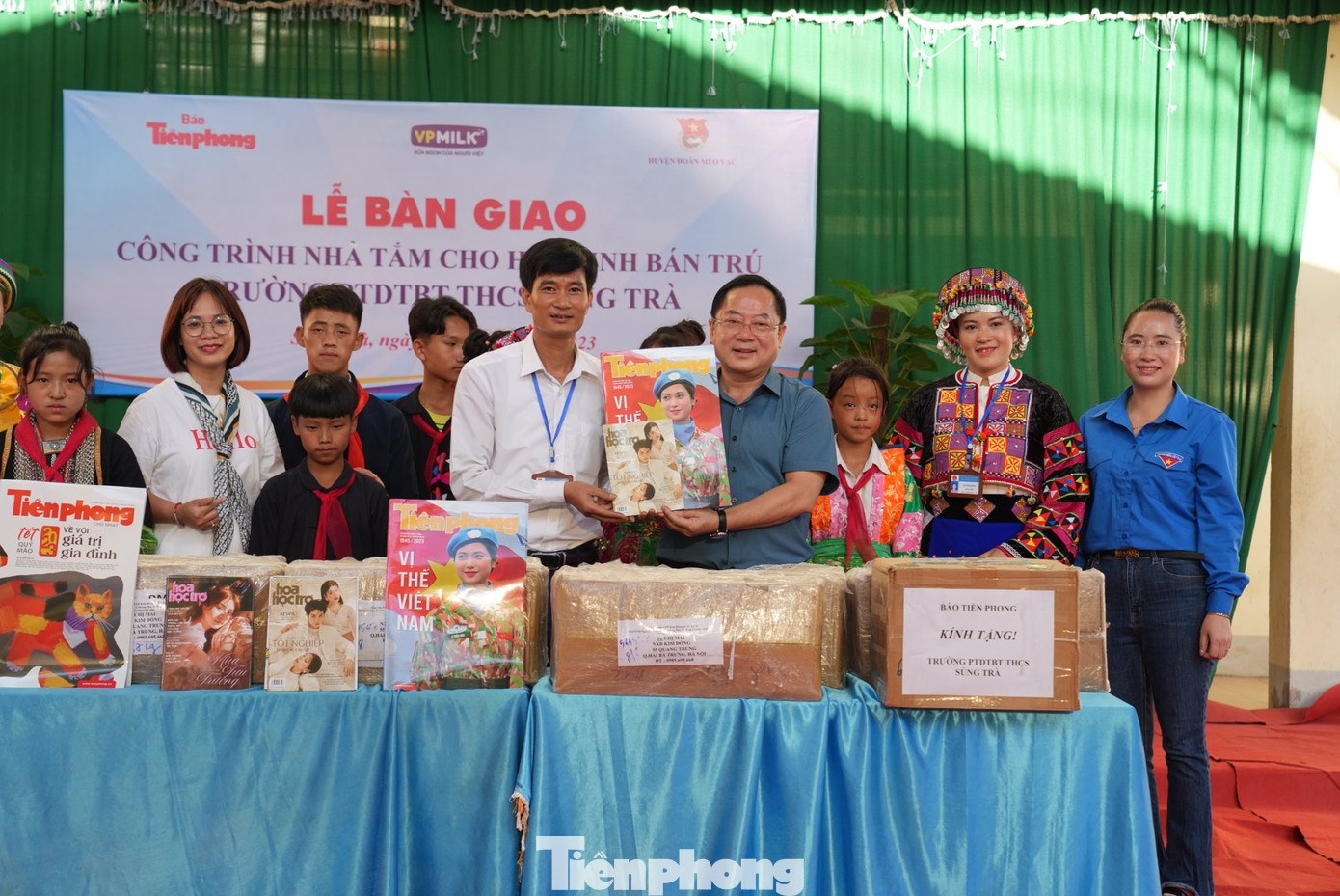 Tặng sách, báo cho học sinh trường PTDTBT THCS Sủng Trà. Ảnh: Bảo Anh. Tặng sách, báo cho học sinh trường PTDTBT THCS Sủng Trà. Ảnh: Bảo Anh.