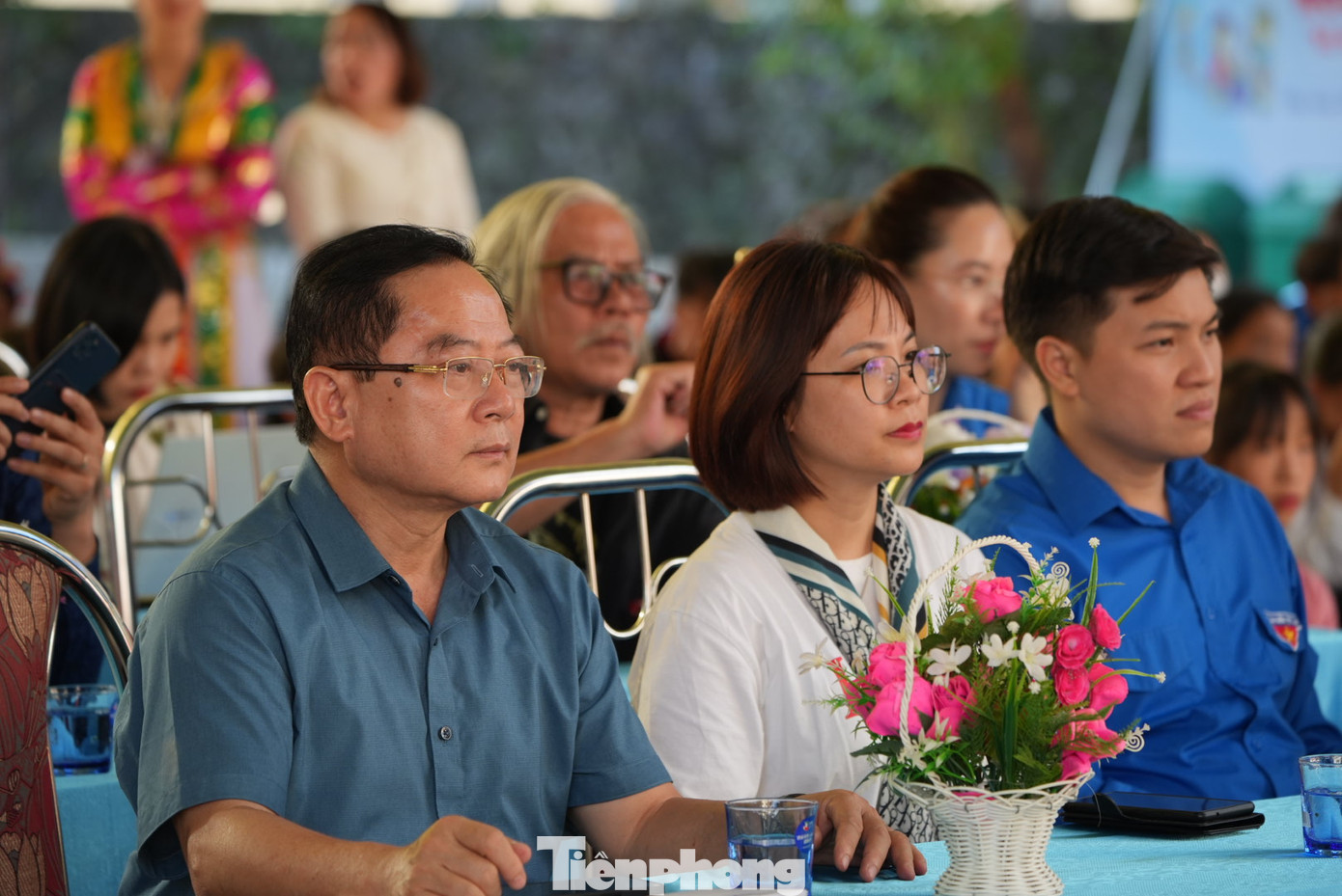 Nhà báo Lê Xuân Sơn và bà Trần Thị Minh, đại diện kinh doanh miền Bắc VPMilk - đơn vị tài trợ chính cho công trình nhà tắm. Ảnh: Bảo Anh. Nhà báo Lê Xuân Sơn và bà Trần Thị Minh, đại diện kinh doanh miền Bắc VPMilk - đơn vị tài trợ chính cho công trình nhà tắm. Ảnh: Bảo Anh.