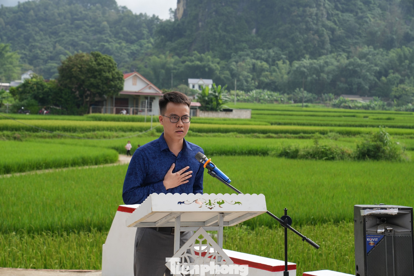 Ông Nguyễn Hữu Hùng - đại diện Cộng đồng 1000M, đơn vị đóng góp 500 triệu đồng - gửi lời cảm ơn các thành viên Cộng đồng 1000M đã kết nối với Quỹ Big Share, báo Tiền Phong để thực hiện công trình cầu Tâm sáng. Cộng đồng 1000M gồm tập hợp các doanh nghiệp về chăm sóc sức khỏe và làm đẹp, với sứ mệnh để xã hội khỏe và đẹp toàn diện, đặc biệt hướng đến đóng góp cho xã hội thông qua những chương trình an sinh ý nghĩa.