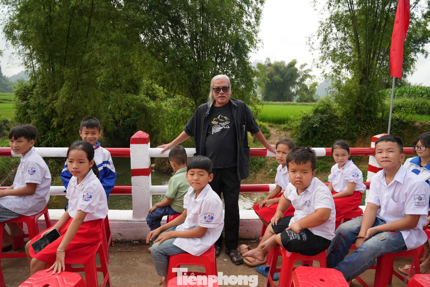 Nhà báo Xuân Ba tham gia đoàn công tác bàn giao cầu Tâm sáng. Lễ bàn giao diễn ra ngay trên cây cầu nối liền đôi bờ bản Hóa.