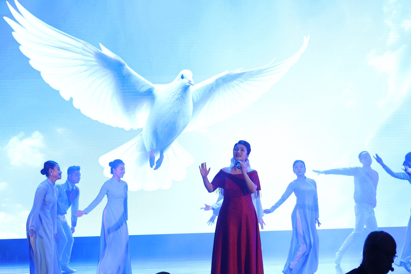 Để ghi nhớ những chiến công, sự hy sinh của biết bao chàng trai, cô gái, họ không ngại hiểm nguy lao vào lửa đạn và nằm lại mãi mãi ở một cánh rừng, một ngọn núi, một dòng sông nào đó. Bài hát Cánh chim từ quy của nhạc sĩ Nguyễn Bá Hùng mang tâm trạng, sự khắc khoải khi đi tìm họ như những cánh chim từ quy… Ca khúc do ca sĩ Đỗ Tố Hoa thể hiện.