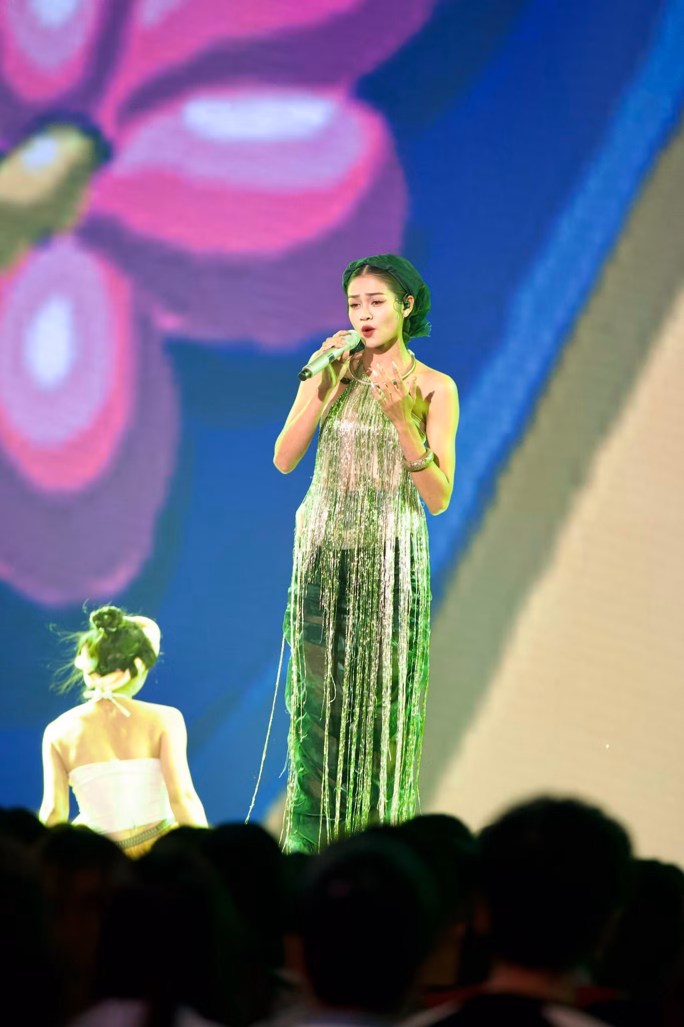 Hiền Hellen tiến bộ nhưng vẫn bị nhắc nhở về xử lý nốt cao. Hiền Hellen tiến bộ nhưng vẫn bị nhắc nhở về xử lý nốt cao.