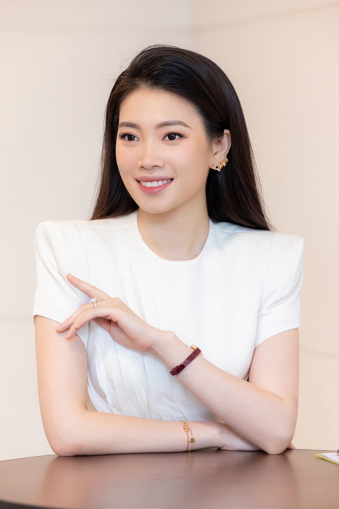 Cử nhân chuyên ngành Kinh tế đối ngoại trường ĐH Ngoại thương chứng tỏ năng lực ở vai trò MC, BTV, phóng viên của Đài truyền hình Việt Nam.