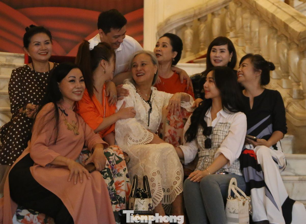 Nghệ sĩ nhiều thế hệ hội ngộ tại Lễ giỗ Tổ sân khấu dân tộc. Cũng nhân dịp này, Hội Nghệ sĩ Sân khấu Việt Nam đã tôn vinh các nghệ sĩ được Giải thưởng Hồ Chí Minh, Giải thưởng Nhà nước về Văn học nghệ thuật và tặng quà những hội viên cao tuổi.