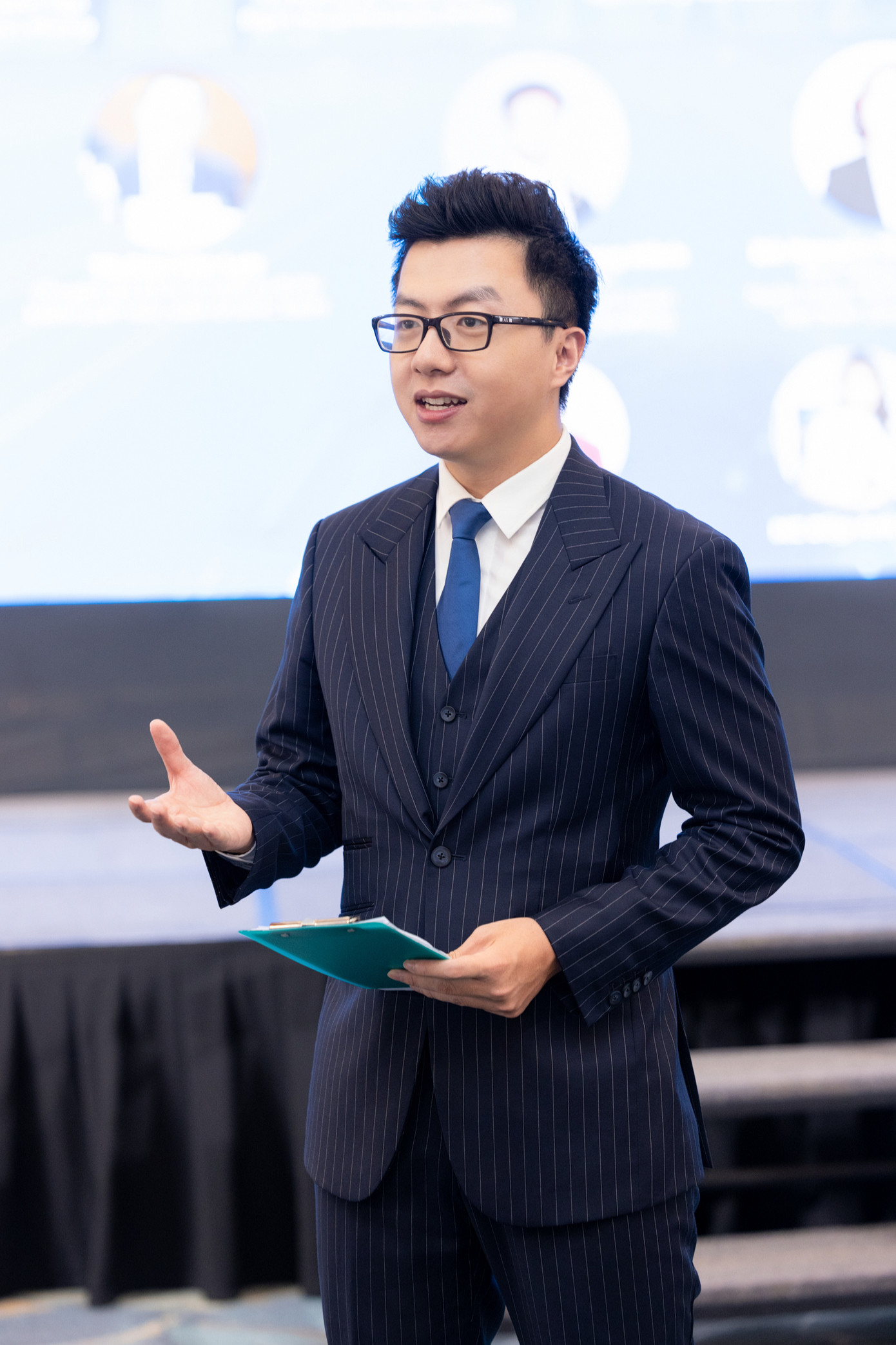 MC Hoàng Nam sinh năm 1992, là BTV nhiều kinh nghiệm của Đài truyền hình Việt Nam. Tốt nghiệp xuất sắc ngành Kinh tế đối ngoại tại trường Đại học Ngoại thương nhưng Hoàng Nam lại quyết định gắn bó với nghề MC. Anh cũng năm thứ ba liên tiếp gắn bó với Ngày thẻ Việt Nam trong sự kiện họp báo khởi động chuỗi sự kiện.