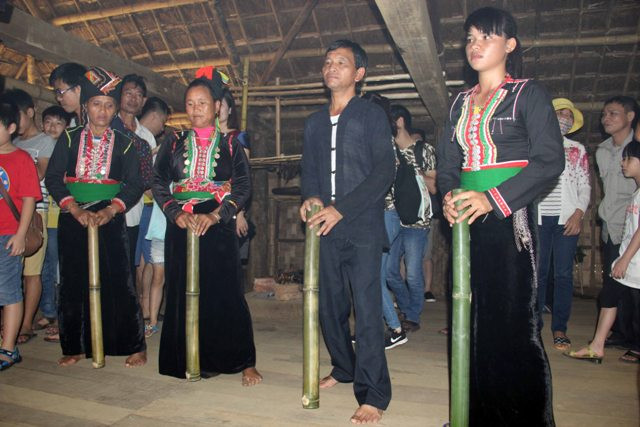 Múa tăng bu sau khi cử hành nghi lễ cúng mừng nhà mới. Múa tăng bu sau khi cử hành nghi lễ cúng mừng nhà mới.