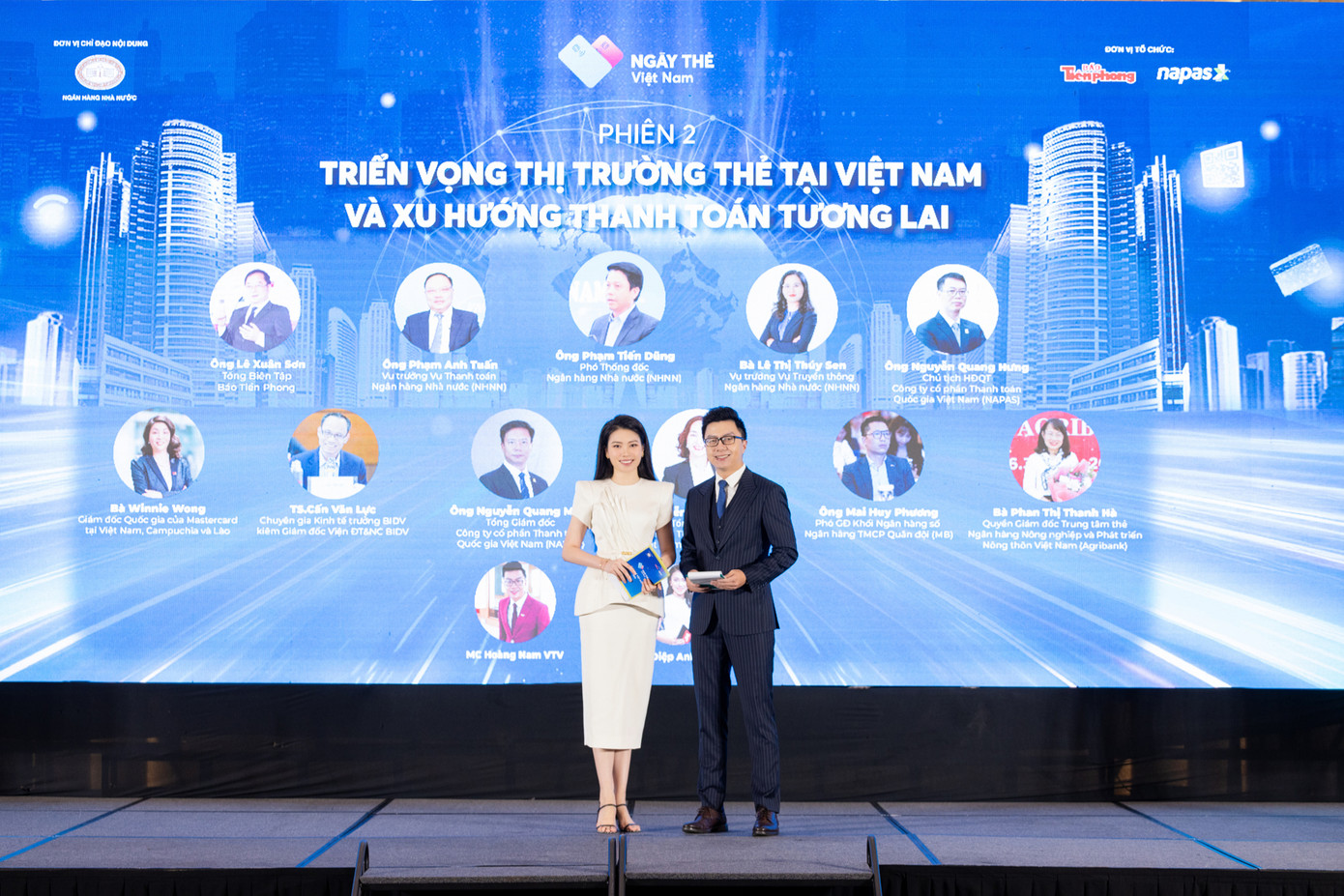 Ban tổ chức Ngày thẻ Việt Nam 2023 thay đổi hình thức tổ chức, co bớt thời gian tham luận và dành thời gian chính cho thảo luận ở hai phiên. Hoàng Nam và Điệp Anh đóng vai trò dẫn dắt, kết nối các diễn giả xung quanh chủ đề về hoạt động thẻ và xu hướng thanh toán tương lai.