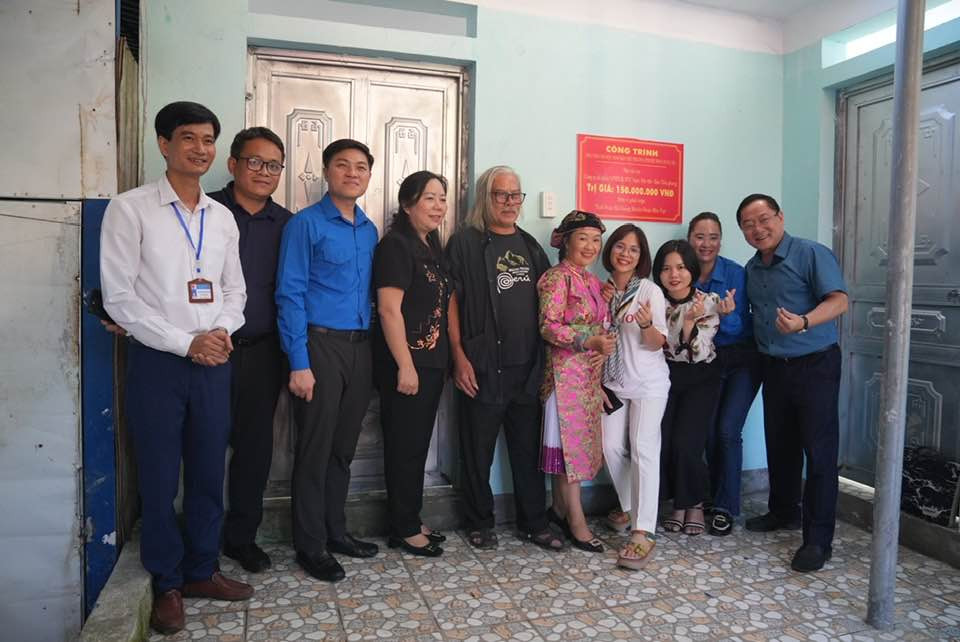 Đoàn công tác bàn giao công trình nhà tắm cho nhà trường. Đoàn công tác bàn giao công trình nhà tắm cho nhà trường.