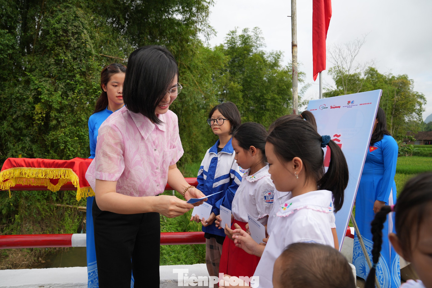 Bà Khương Thị Ngân - Giám đốc Quỹ từ thiện Big Share - trao quà Trung thu của BTC cho các em nhỏ vượt khó ở xã Dân Chủ.