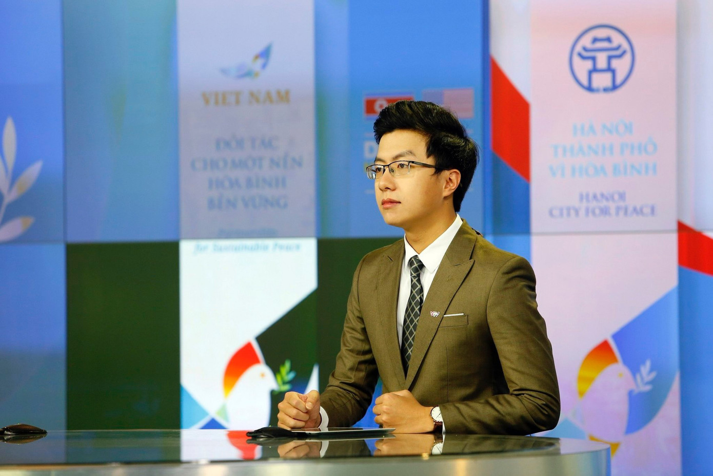 Hoàng Nam gắn bó với Ngày thẻ Việt Nam từ năm đầu tiên tổ chức, đồng hành với chuỗi sự kiện trong ba mùa liên tiếp, nam MC luôn thể hiện sự chỉn chu, chuyên nghiệp và phong cách dẫn duyên dáng.