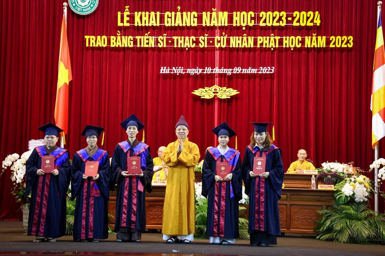 Trao bằng thạc sĩ cho các học viên của HVPGVN tại Hà Nội.