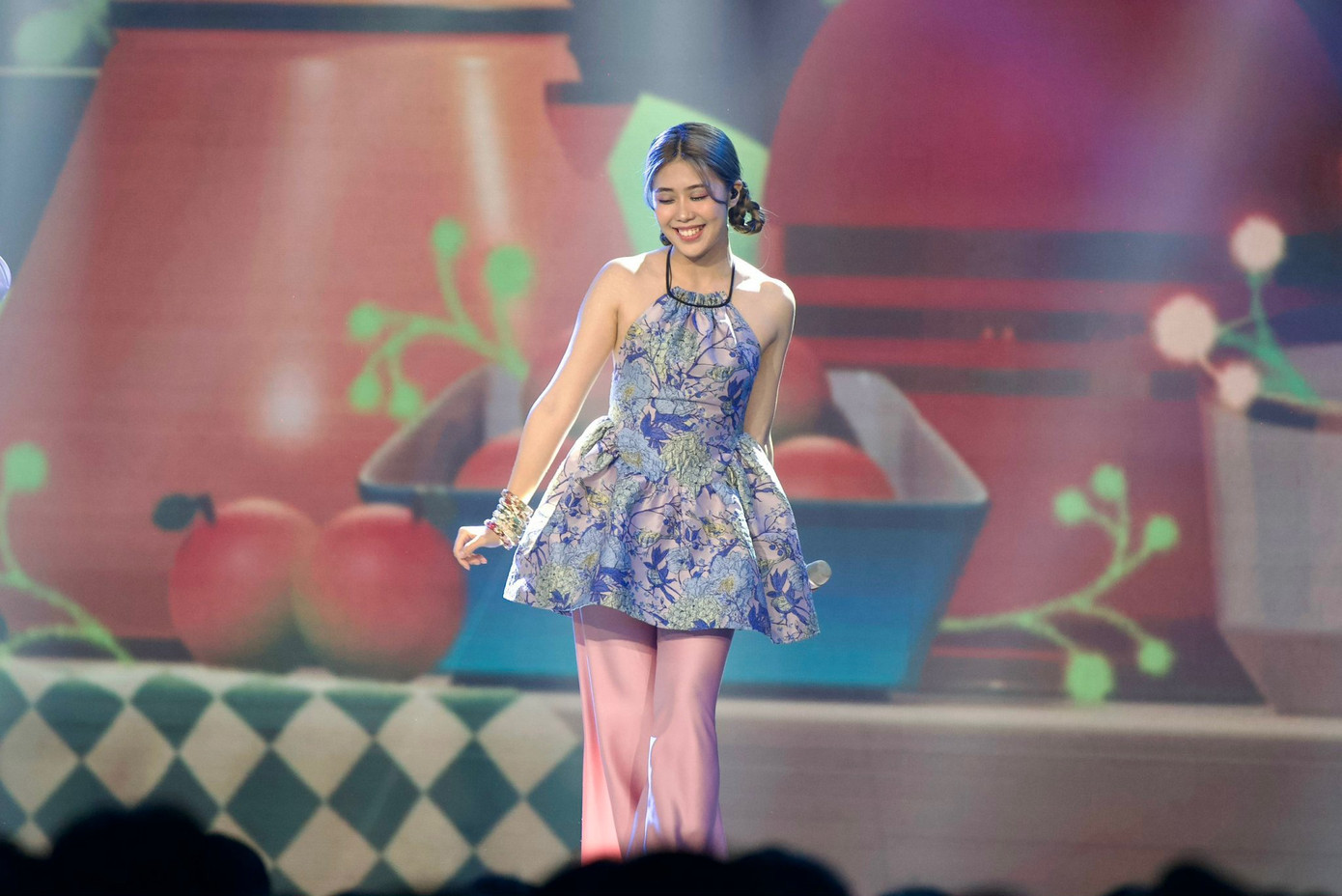 PiaLinh dễ rơi vào nhóm có nguy cơ bị loại vì quá an toàn. PiaLinh dễ rơi vào nhóm có nguy cơ bị loại vì quá an toàn.