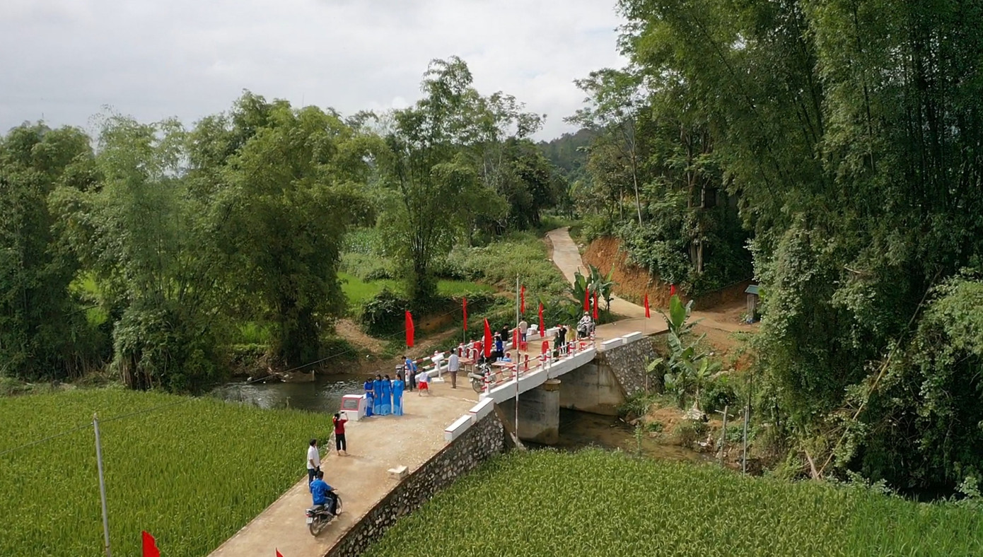 Chị Hoàng Thị Nhài (bản Hóa) kể rằng, trước đây khi chỉ có cây cầu tre, mỗi mùa lũ về nước dâng cao và nhanh thường cuốn trôi cầu. "Người dân bản Hóa bị chia cắt, đến mua gói muối cũng không đi được", chị Nhài nói. Bà con xóm Hóa bày tỏ niềm vui, sự cảm ơn các cơ quan, đoàn thể quan tâm đầu tư xây dựng cây cầu để đời sống bà con được nâng cao hơn.
