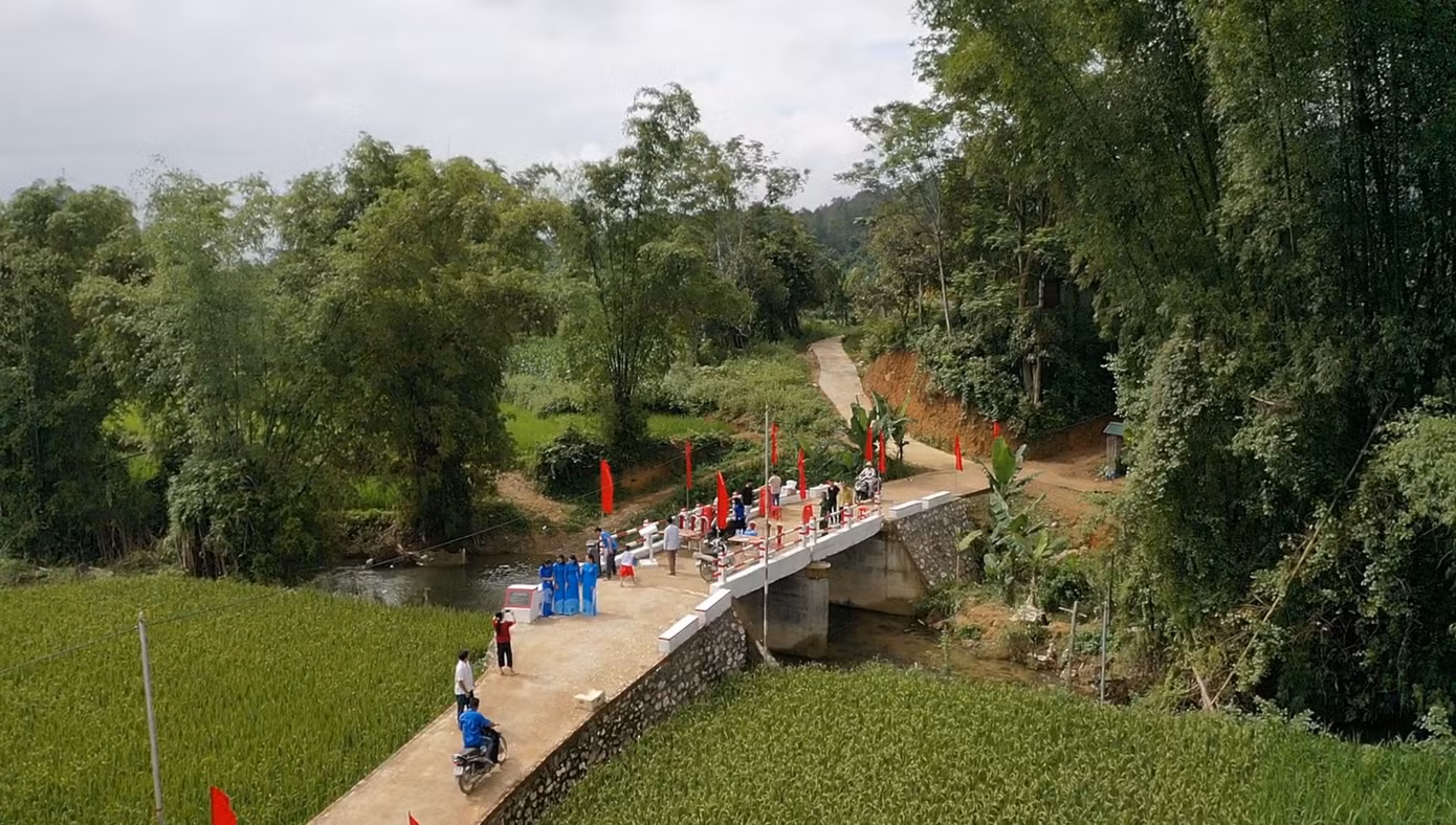 Chị Hoàng Thị Nhài (bản Hóa) kể rằng, trước đây khi chỉ có cây cầu tre, mỗi mùa lũ về nước dâng cao và nhanh thường cuốn trôi cầu. "Người dân bản Hóa bị chia cắt, đến mua gói muối cũng không đi được", chị Nhài nói. Bà con xóm Hóa bày tỏ niềm vui, sự cảm ơn các cơ quan, đoàn thể quan tâm đầu tư xây dựng cây cầu để đời sống bà con được nâng cao hơn.