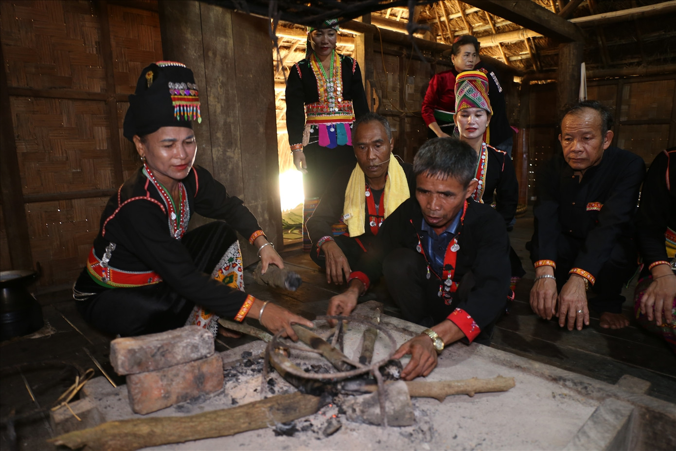 Căn bếp rất quan trọng với đồng bào Khơ Mú. Căn bếp rất quan trọng với đồng bào Khơ Mú.
