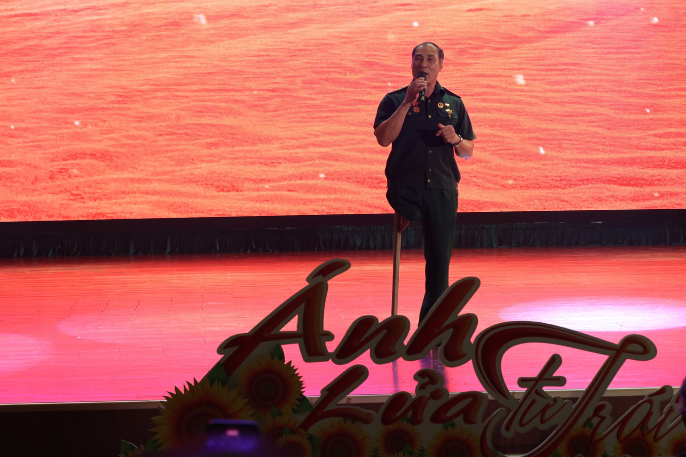 Hai tiết mục xúc động Người chiến sĩ ấy do bác sĩ Phạm Thành Trụ, Giám đốc Trung tâm Điều dưỡng thương binh Nghệ An trình bày và Vết chân tròn trên cát do hai thương binh do thương binh Nguyễn Thanh Hùng (Trung tâm Điều dưỡng Người có công tỉnh Bắc Giang), người mất 81% sức khỏe thể hiện.