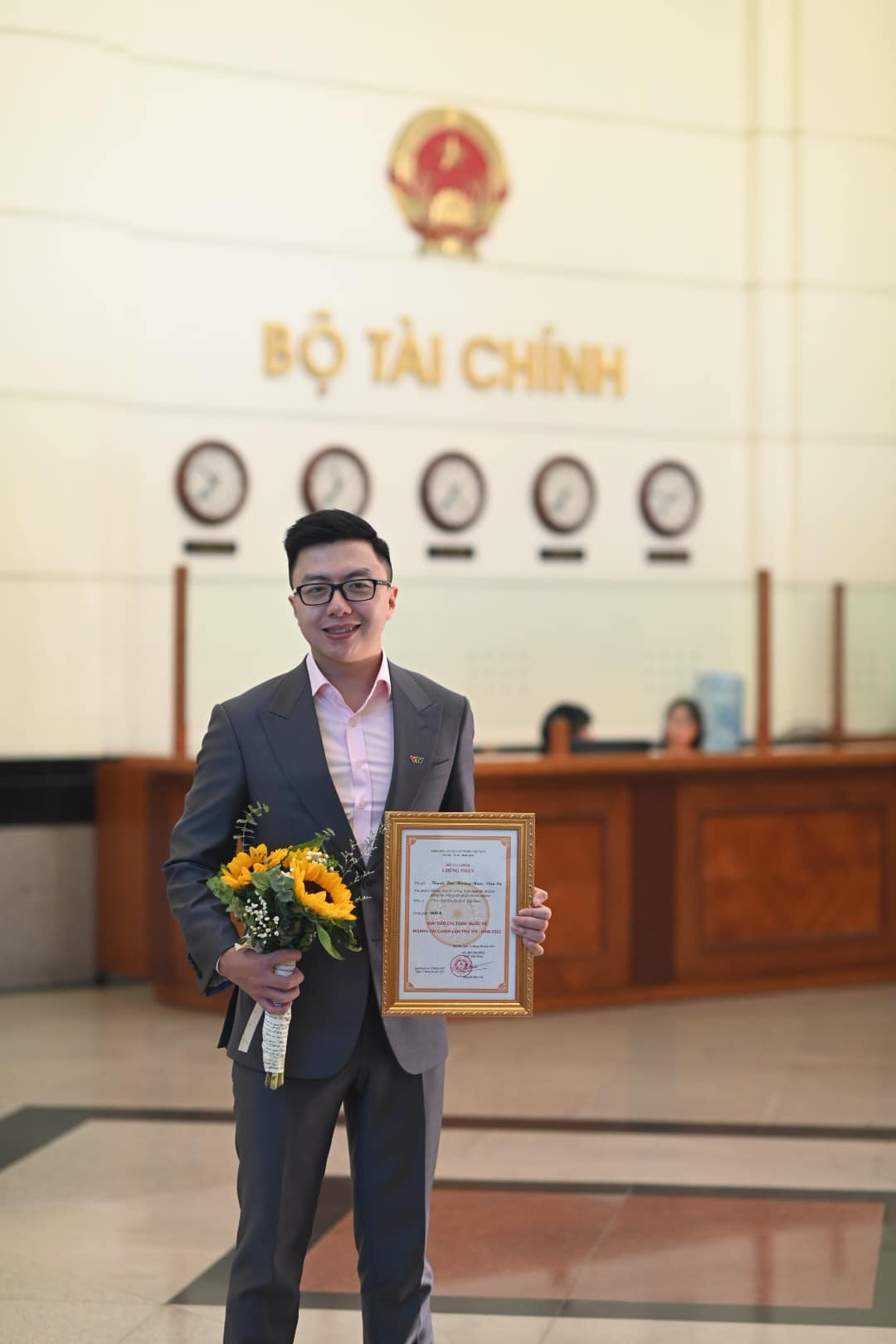 Từng là gương mặt BTV Thời tiết sáng giá được yêu mến, có giải Ấn tượng VTV ở hạng mục Người dẫn chương trình ấn tượng, Hoàng Nam dần định hình phong cách và tên tuổi ở lĩnh vực kinh tế với bản tin Tài chính kinh doanh.