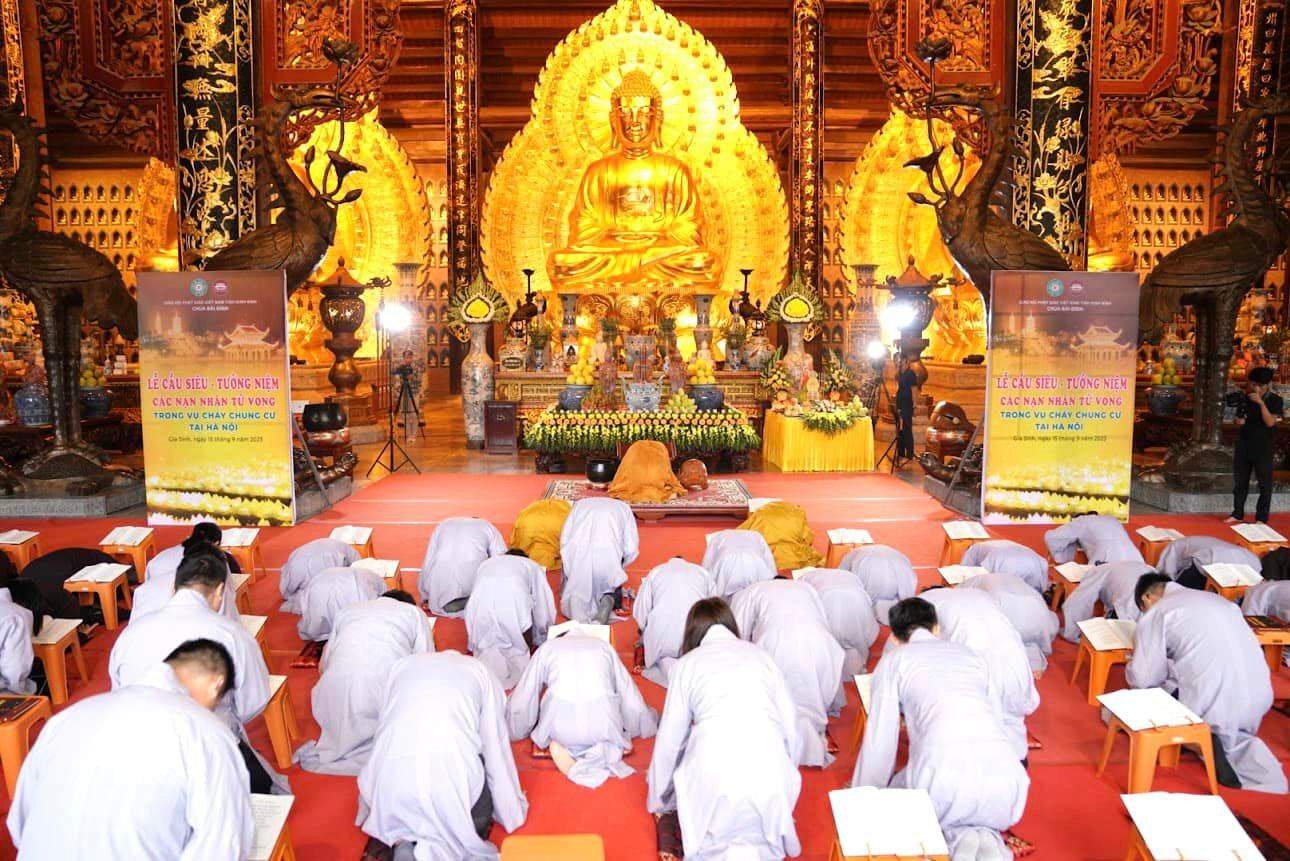 Nghi thức cầu siêu cho các nạn nhân tử vong trong vụ cháy chung cư mini.