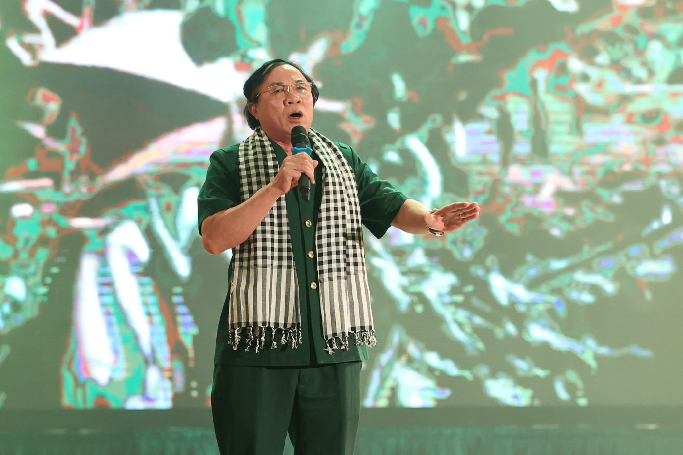 Hai tiết mục xúc động Người chiến sĩ ấy do bác sĩ Phạm Thành Trụ, Giám đốc Trung tâm Điều dưỡng thương binh Nghệ An trình bày và Vết chân tròn trên cát do hai thương binh do thương binh Nguyễn Thanh Hùng (Trung tâm Điều dưỡng Người có công tỉnh Bắc Giang), người mất 81% sức khỏe thể hiện.