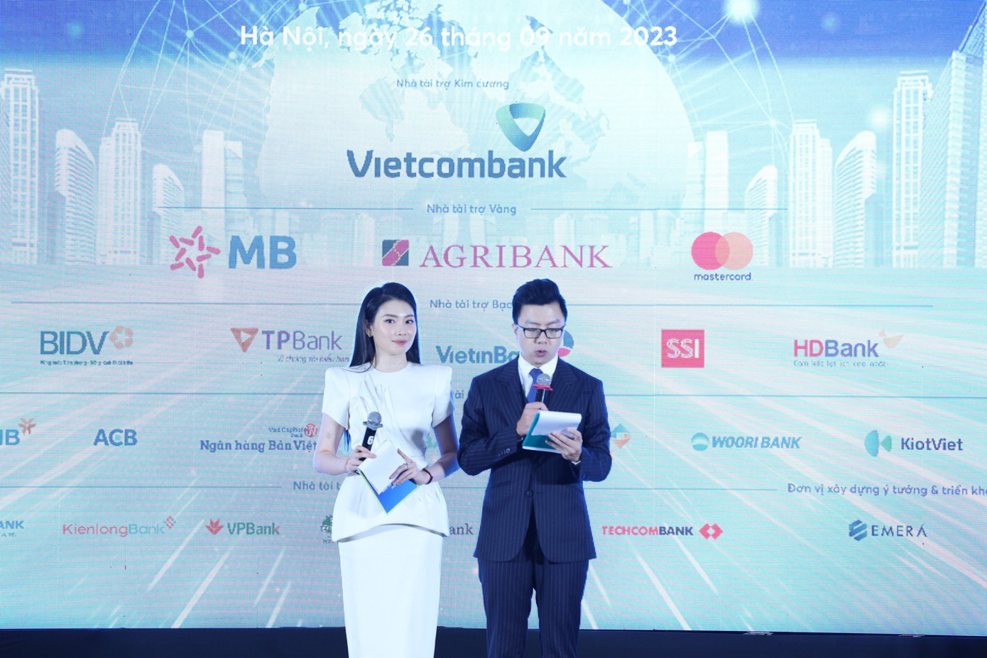 Hoàng Nam và Điệp Anh là người dẫn dắt hội thảo Thúc đẩy hoạt động thẻ và thanh toán tương lai do Báo Tiền Phong và CTCP Thanh toán quốc gia Việt Nam (NAPAS) đồng tổ chức ngày 26/9. Đây là một trong những hoạt động quan trọng của chuỗi sự kiện thường niên do Ngân hàng Nhà nước chỉ đạo. Ảnh: Trọng Tài.