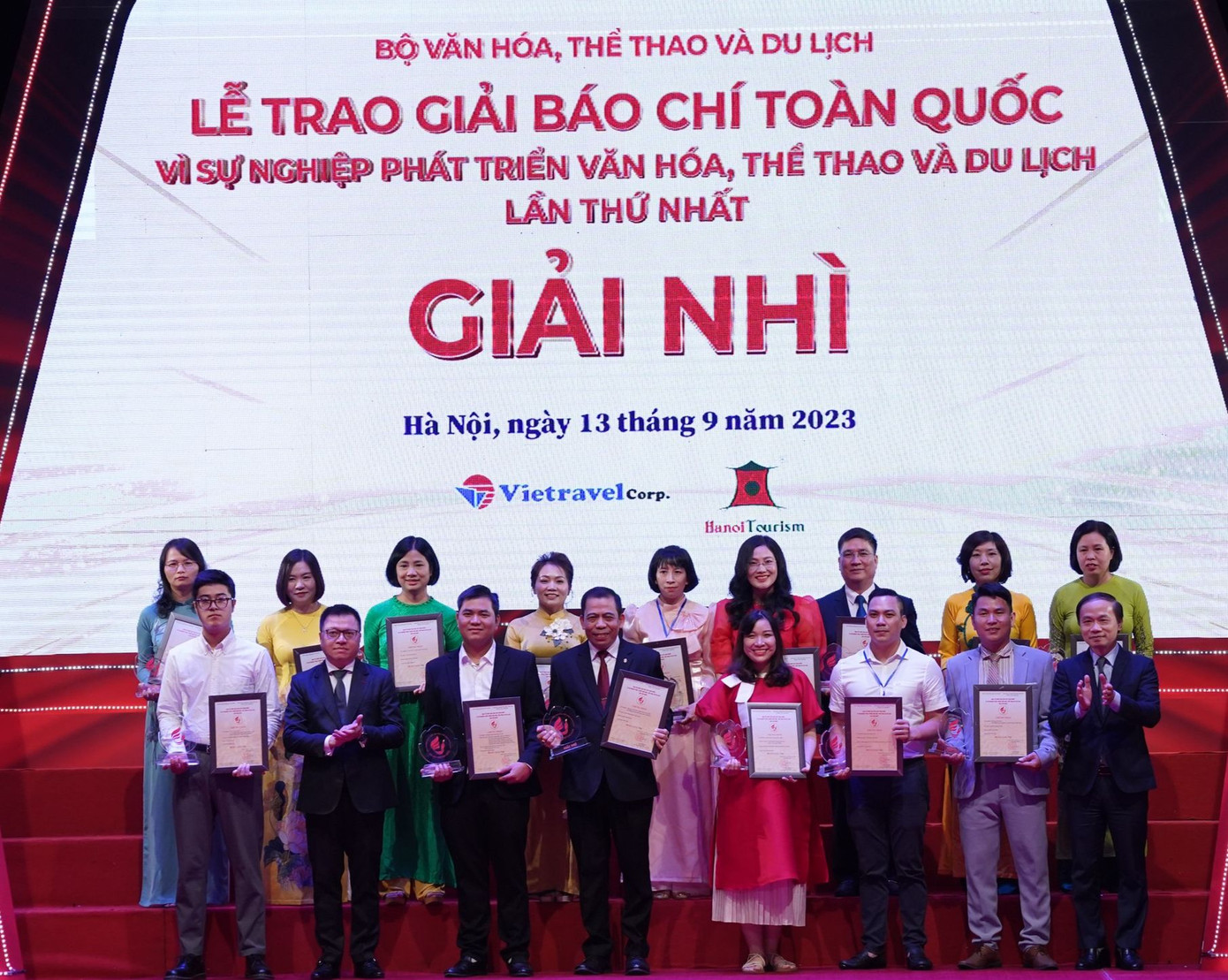 Ông Phạm Tất Thắng - Phó trưởng Ban thường trực Ban Dân vận T.Ư - và ông Lê Quốc Minh - Chủ tịch Hội Nhà báo Việt Nam - trao giải cho những tác giả/đại diện nhóm tác giả có tác phẩm đoạt giải Nhì.
