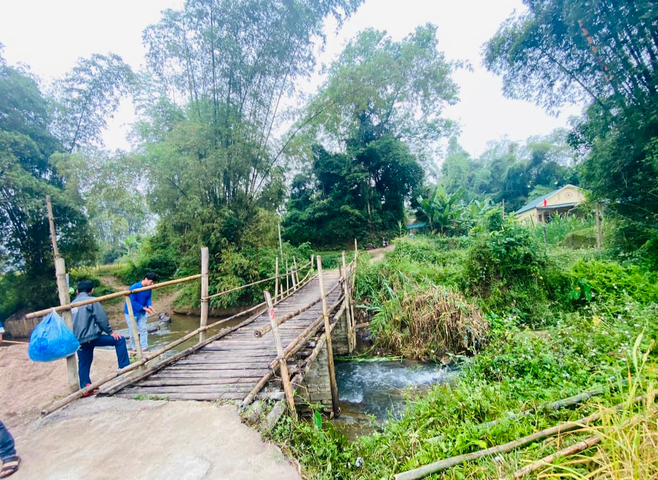 Chị Hoàng Thị Nhài (bản Hóa) kể rằng, trước đây khi chỉ có cây cầu tre, mỗi mùa lũ về nước dâng cao và nhanh thường cuốn trôi cầu. "Người dân bản Hóa bị chia cắt, đến mua gói muối cũng không đi được", chị Nhài nói. Bà con xóm Hóa bày tỏ niềm vui, sự cảm ơn các cơ quan, đoàn thể quan tâm đầu tư xây dựng cây cầu để đời sống bà con được nâng cao hơn.