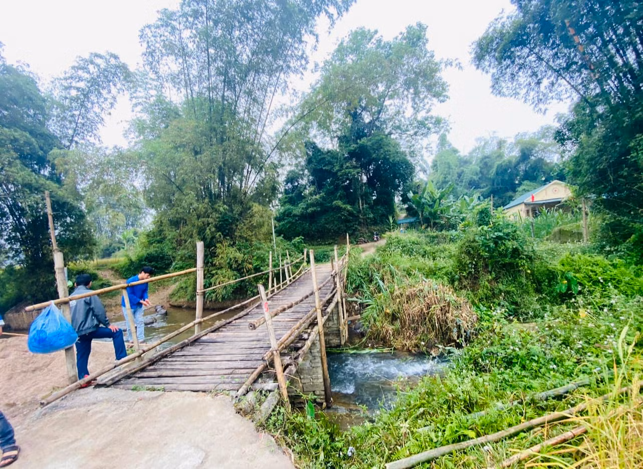 Chị Hoàng Thị Nhài (bản Hóa) kể rằng, trước đây khi chỉ có cây cầu tre, mỗi mùa lũ về nước dâng cao và nhanh thường cuốn trôi cầu. "Người dân bản Hóa bị chia cắt, đến mua gói muối cũng không đi được", chị Nhài nói. Bà con xóm Hóa bày tỏ niềm vui, sự cảm ơn các cơ quan, đoàn thể quan tâm đầu tư xây dựng cây cầu để đời sống bà con được nâng cao hơn.