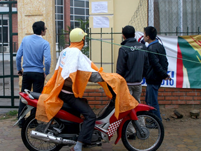 Người hâm mộ thất vọng xem thông báo hoãn trả vé bằng đường công văn sáng nay, 15 - 12. Ảnh: Minh Đức. Người hâm mộ thất vọng xem thông báo hoãn trả vé bằng đường công văn sáng nay, 15 - 12. Ảnh: Minh Đức