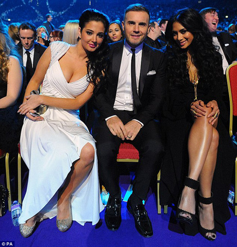 Hai nữ giám khảo tạo dáng bên giám khảo còn lại của X Factor là nam ca sĩ Gary Barlow