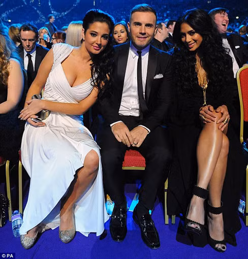 Hai nữ giám khảo tạo dáng bên giám khảo còn lại của X Factor là nam ca sĩ Gary Barlow. Hai nữ giám khảo tạo dáng bên giám khảo còn lại của X Factor là nam ca sĩ Gary Barlow