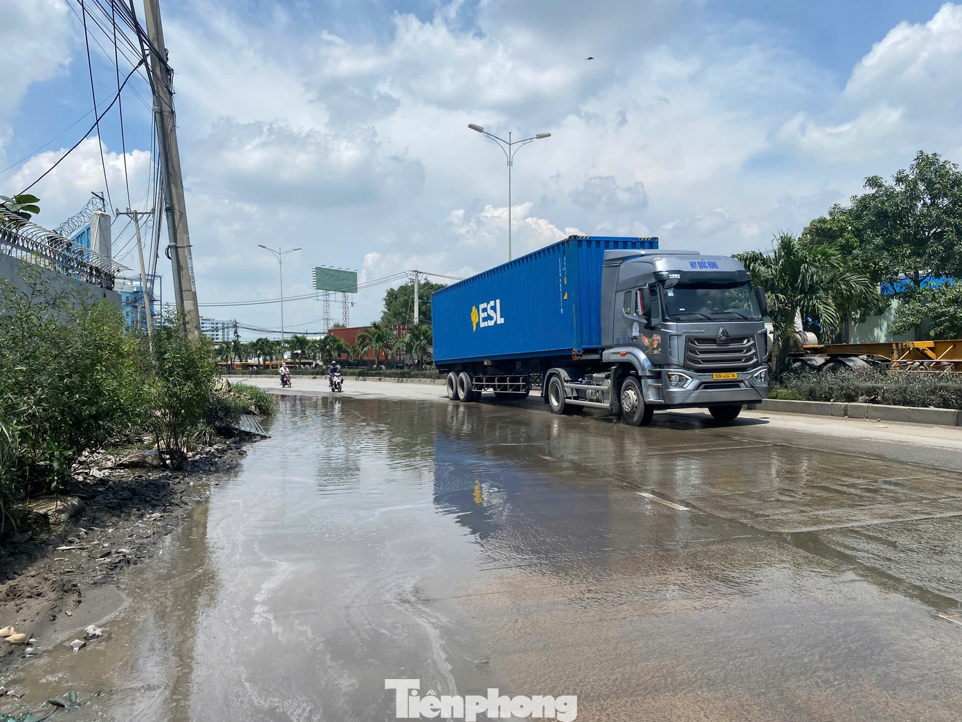 Tuyến đường Nguyễn Thị Tư (đoạn từ đường Nguyễn Duy Trinh đến đường Đặng Thanh Hiếu) có nhiều vị trí đọng nước. Ảnh: Hữu Huy.