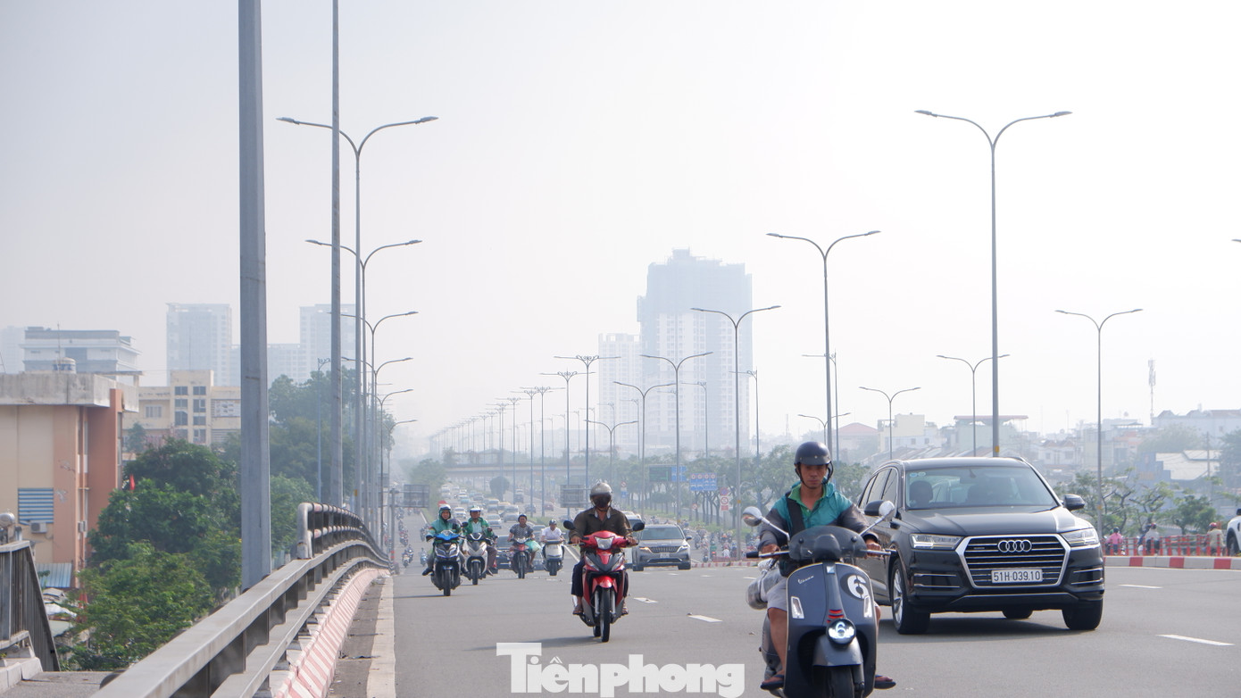 Nhiều khu vực tại TPHCM xuất hiện sương mù dày đặc từ sáng đến trưa 25/9.