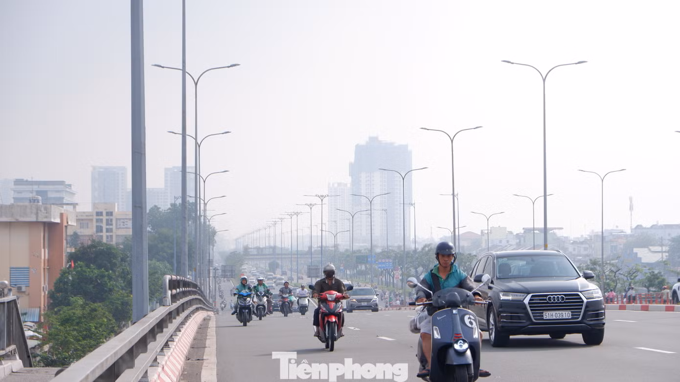 Nhiều khu vực tại TPHCM xuất hiện sương mù dày đặc từ sáng đến trưa 25/9. Nhiều khu vực tại TPHCM xuất hiện sương mù dày đặc từ sáng đến trưa 25/9.