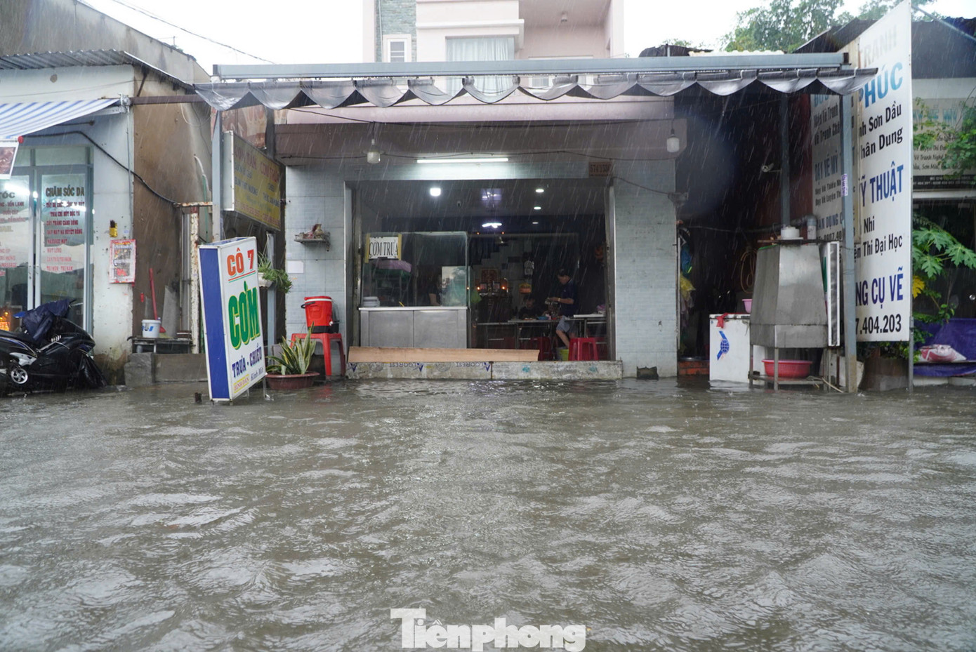 Nước ngập sâu trên đường Sinco (quận Bình Tân).