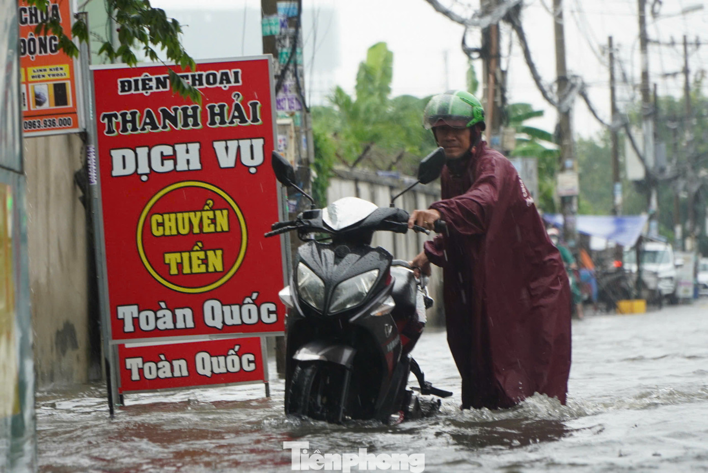 Nước ngập sâu khiến xe &quot;chết máy&quot; la liệt trên đường Sinco.