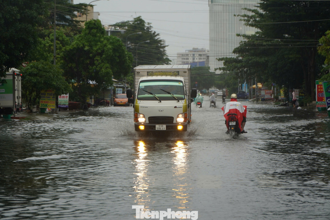 Lúc 13h40 ngày 21/9, Đài Khí tượng Thủy văn khu vực Nam bộ cho biết, theo dõi trên ảnh mây vệ tinh, ảnh ra đa thời tiết và định vị sét cho thấy vùng mây dông đang phát triển và gây mưa kèm dông, sét trên khu vực các huyện Cần Giờ, Nhà Bè, Bình Chánh, quận 8, quận Bình Tân, quận 7, quận 12 và TP. Thủ Đức.