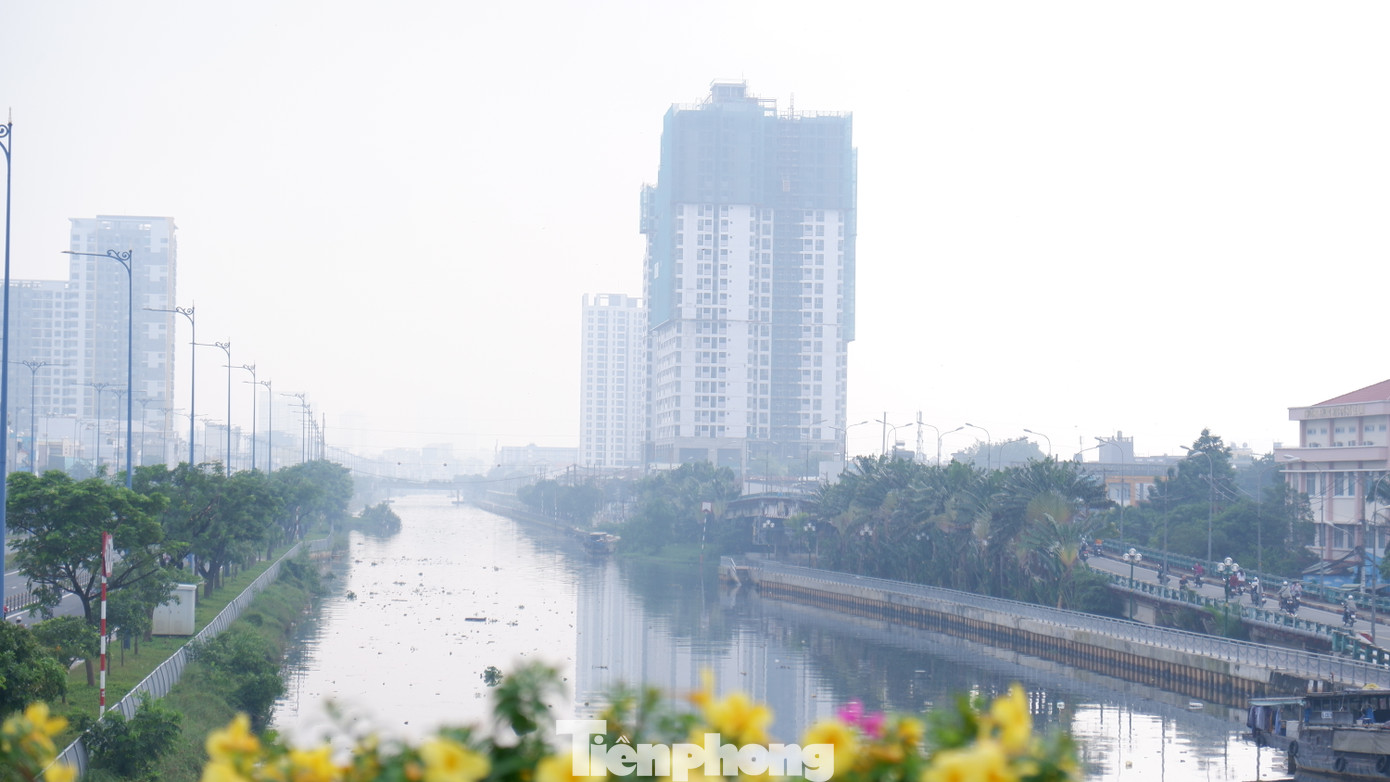 Sương mù bao phủ trên kênh Tàu Hũ (quận 8).