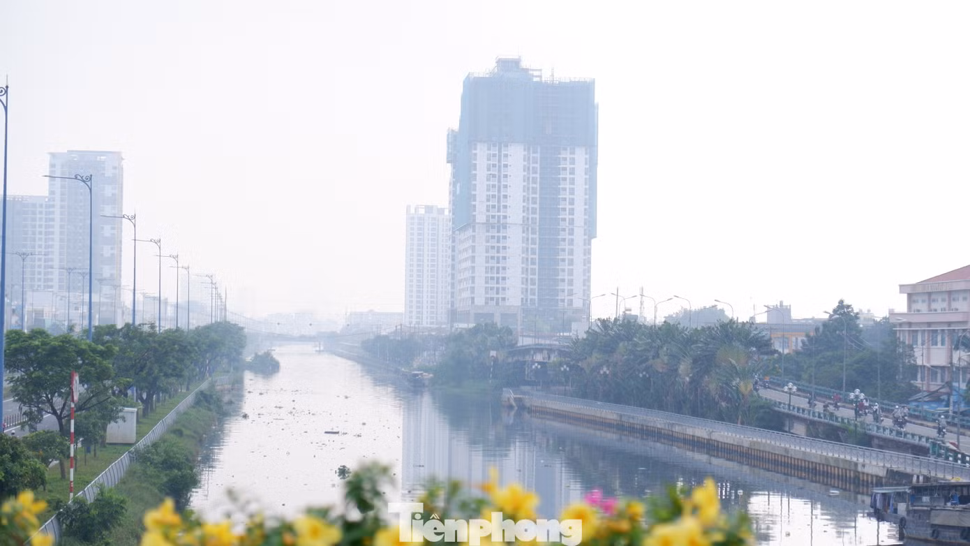 Sương mù bao phủ trên kênh Tàu Hũ (quận 8). Sương mù bao phủ trên kênh Tàu Hũ (quận 8).