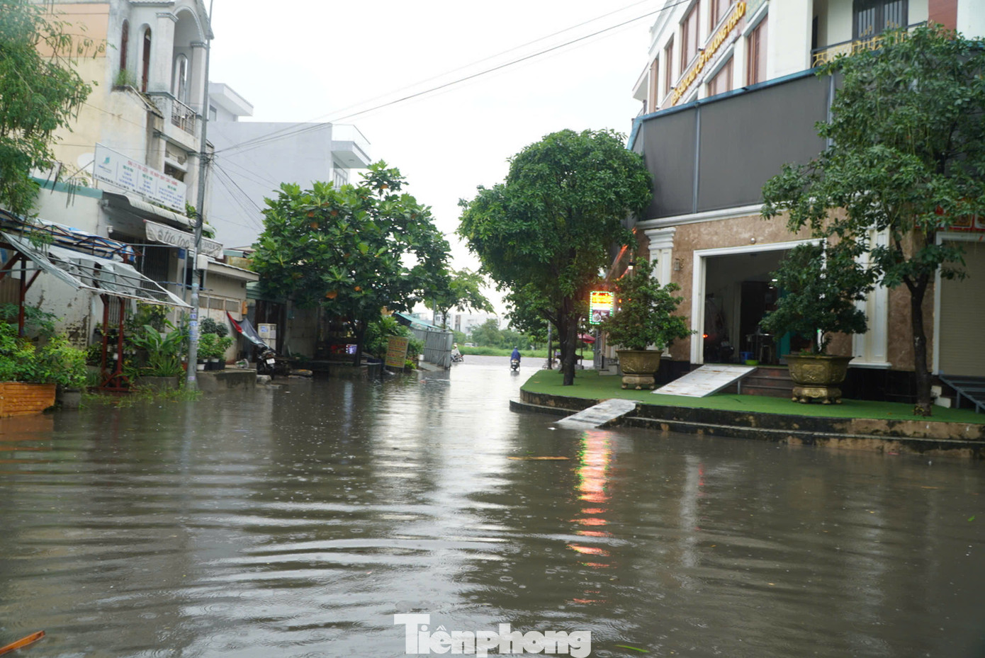 Tình trạng ngập cũng xuất hiện tại một số tuyến đường thuộc khu vực dân cư tại phường An Lạc, quận Bình Tân.
