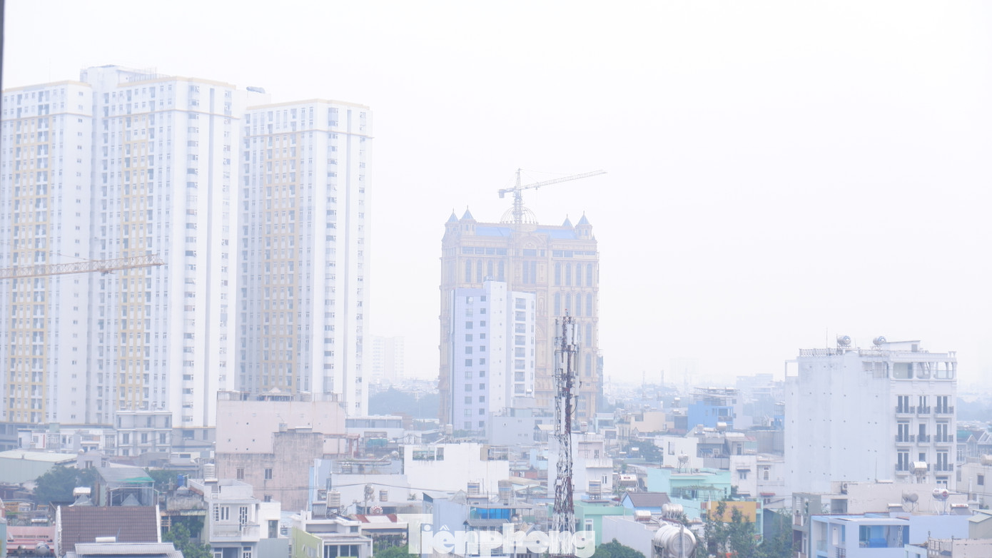 Nhiều tòa nhà tại quận 8 (TPHCM) chìm sau màn sương mờ ảo.