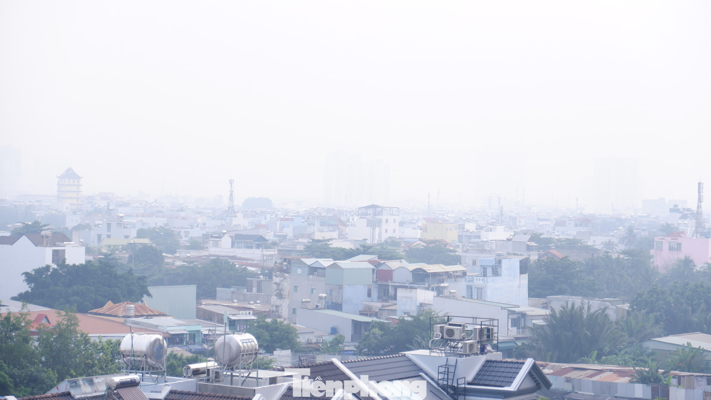 Khu vực phường 16, quận 8 chìm trong sương mù.