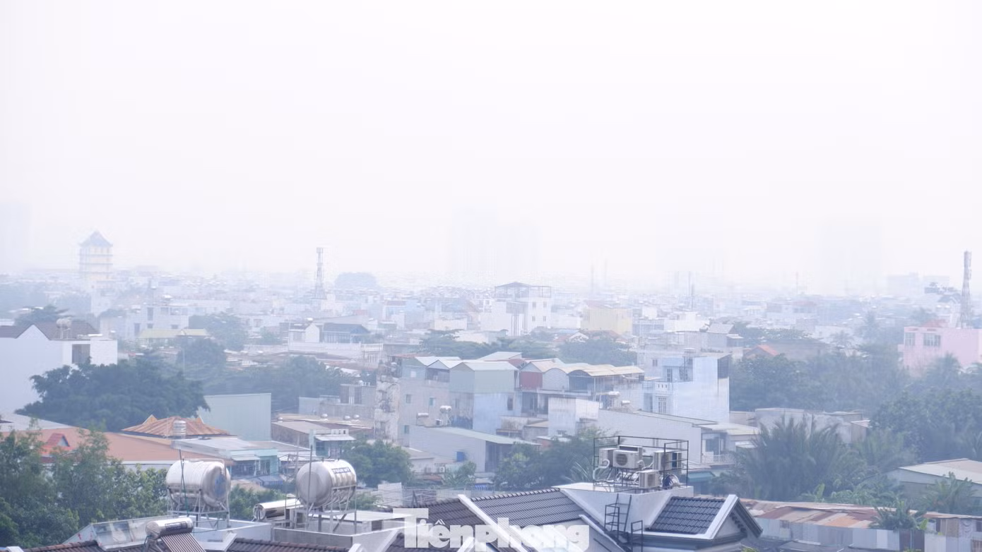 Khu vực phường 16, quận 8 chìm trong sương mù. Khu vực phường 16, quận 8 chìm trong sương mù.