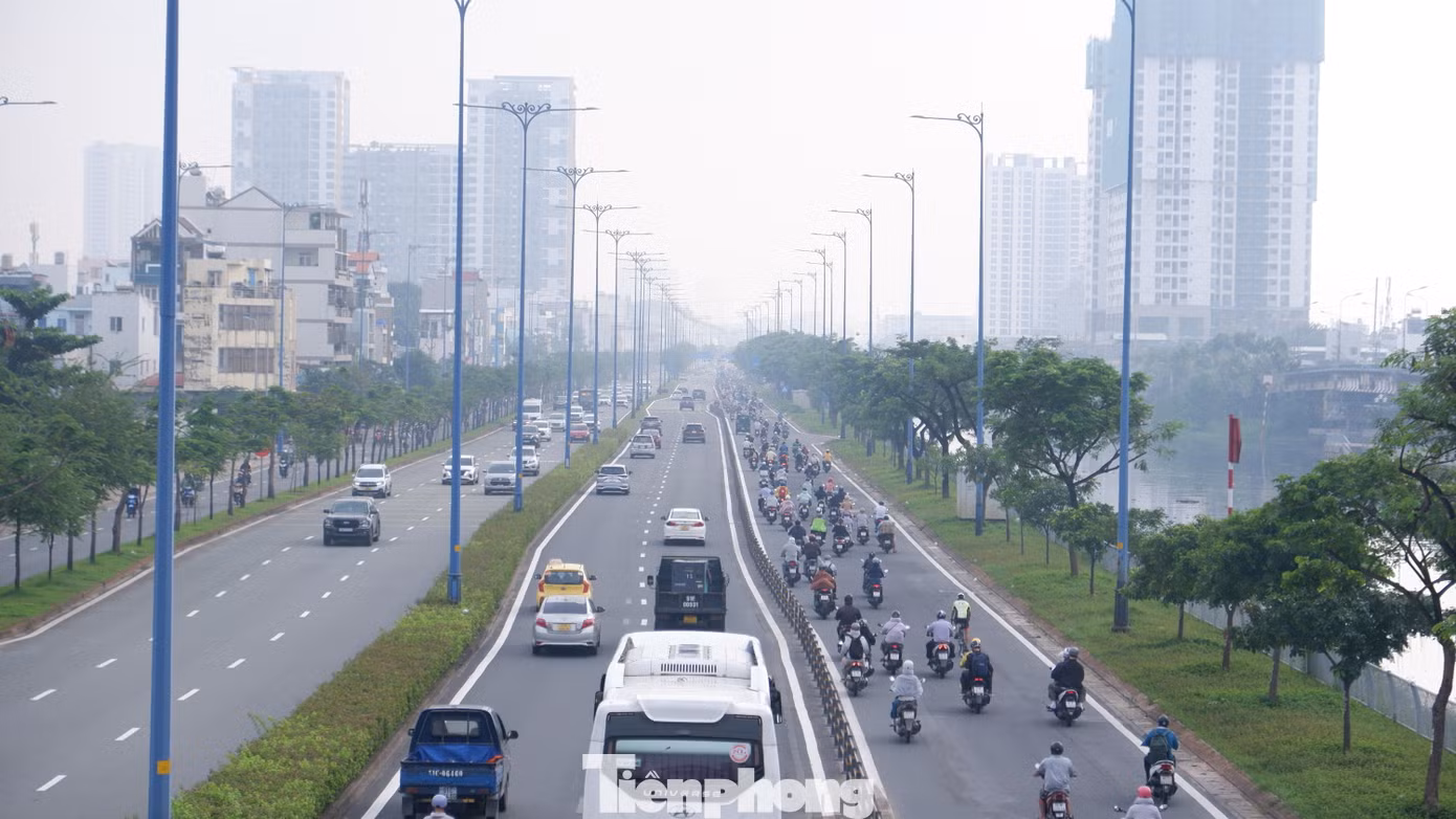 Trên đường Võ Văn Kiệt (hướng từ quận 6 đi quận 1). Trên đường Võ Văn Kiệt (hướng từ quận 6 đi quận 1).