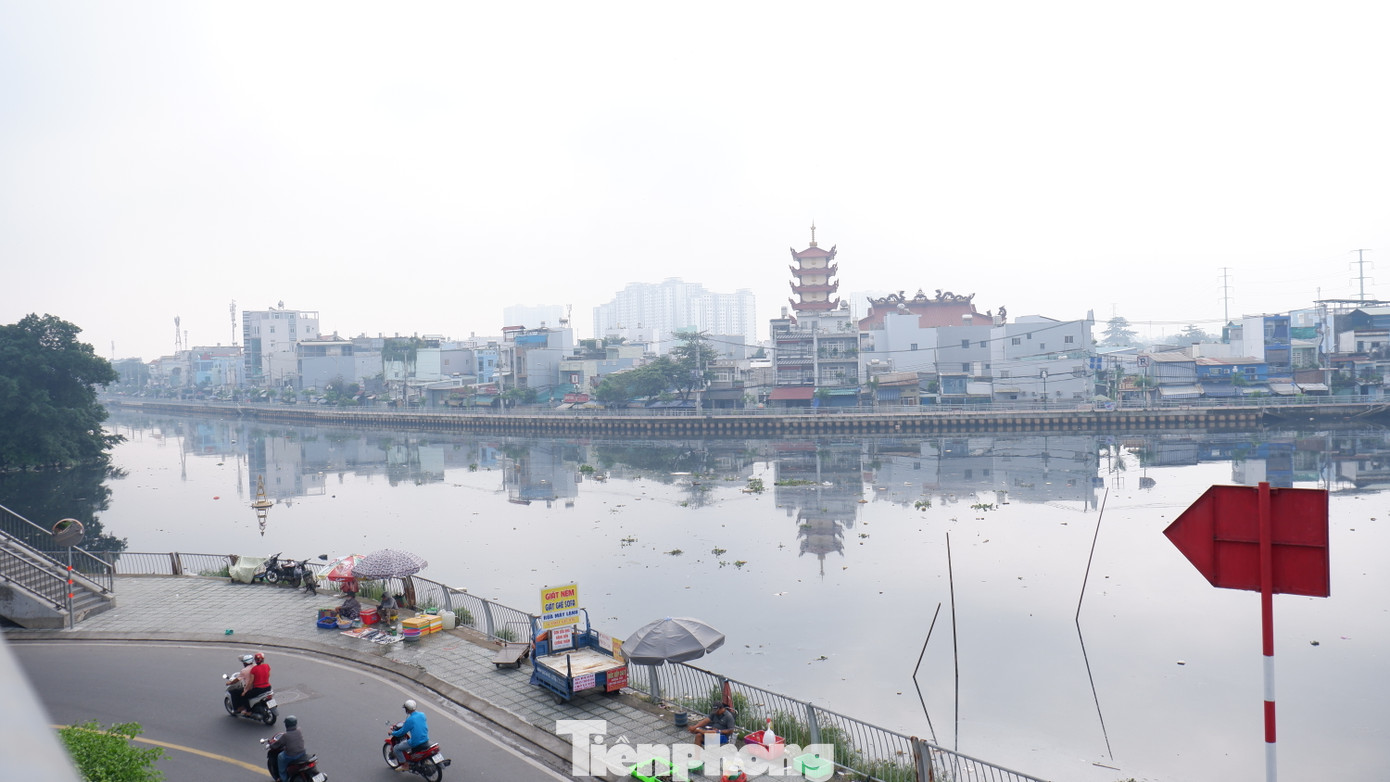 Khung cảnh ở Bến Phú Định, quận 8.