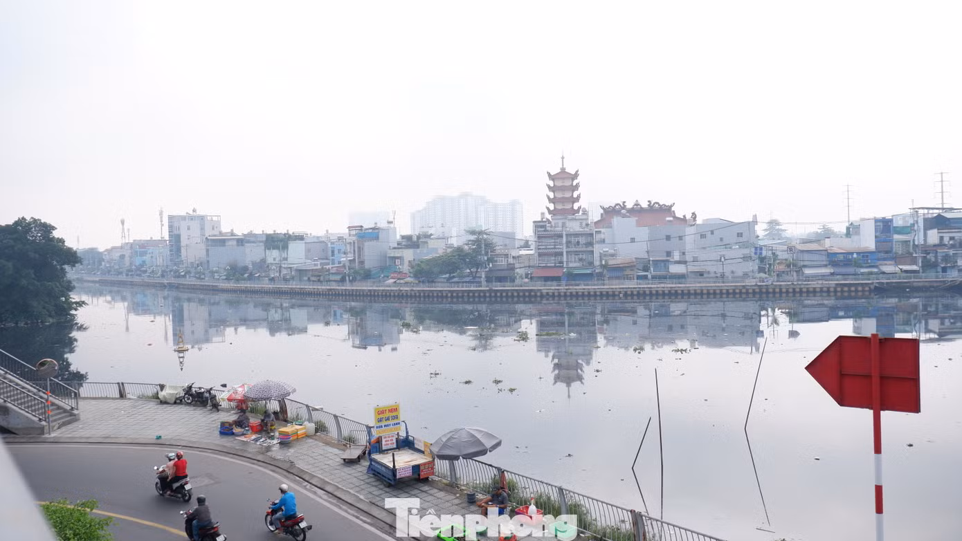Khung cảnh ở Bến Phú Định, quận 8. Khung cảnh ở Bến Phú Định, quận 8.