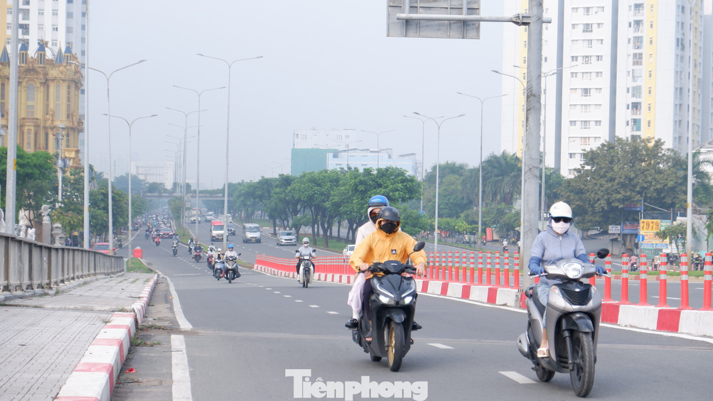 Theo Trung tâm Dự báo Khí tượng Thủy văn quốc gia, hôm nay (25/9, thời tiết TPHCM và các tỉnh, thành Nam bộ có mây, ngày nắng, chiều tối và đêm có mưa rào và dông vài nơi. Trong mưa dông có khả năng xảy ra lốc, sét và gió giật mạnh. Nhiệt độ thấp nhất từ 24-27 độ C, cao nhất từ 31-34 độ C.