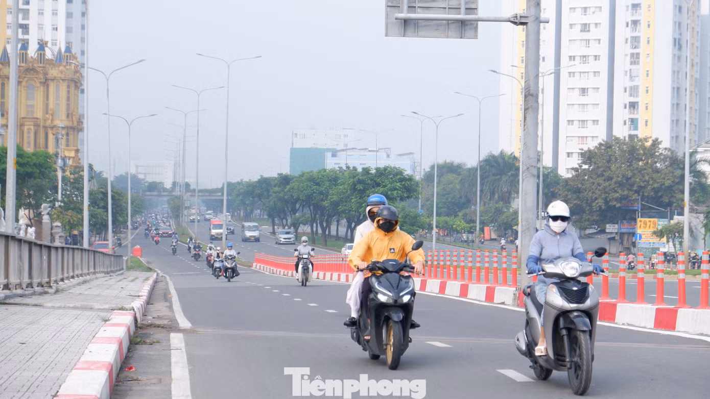 Theo Trung tâm Dự báo Khí tượng Thủy văn quốc gia, hôm nay (25/9, thời tiết TPHCM và các tỉnh, thành Nam bộ có mây, ngày nắng, chiều tối và đêm có mưa rào và dông vài nơi. Trong mưa dông có khả năng xảy ra lốc, sét và gió giật mạnh. Nhiệt độ thấp nhất từ 24-27 độ C, cao nhất từ 31-34 độ C. Theo Trung tâm Dự báo Khí tượng Thủy văn quốc gia, hôm nay (25/9, thời tiết TPHCM và các tỉnh, thành Nam bộ có mây, ngày nắng, chiều tối và đêm có mưa rào và dông vài nơi. Trong mưa dông có khả năng xảy ra lốc, sét và gió giật mạnh. Nhiệt độ thấp nhất từ 24-27 độ C, cao nhất từ 31-34 độ C.