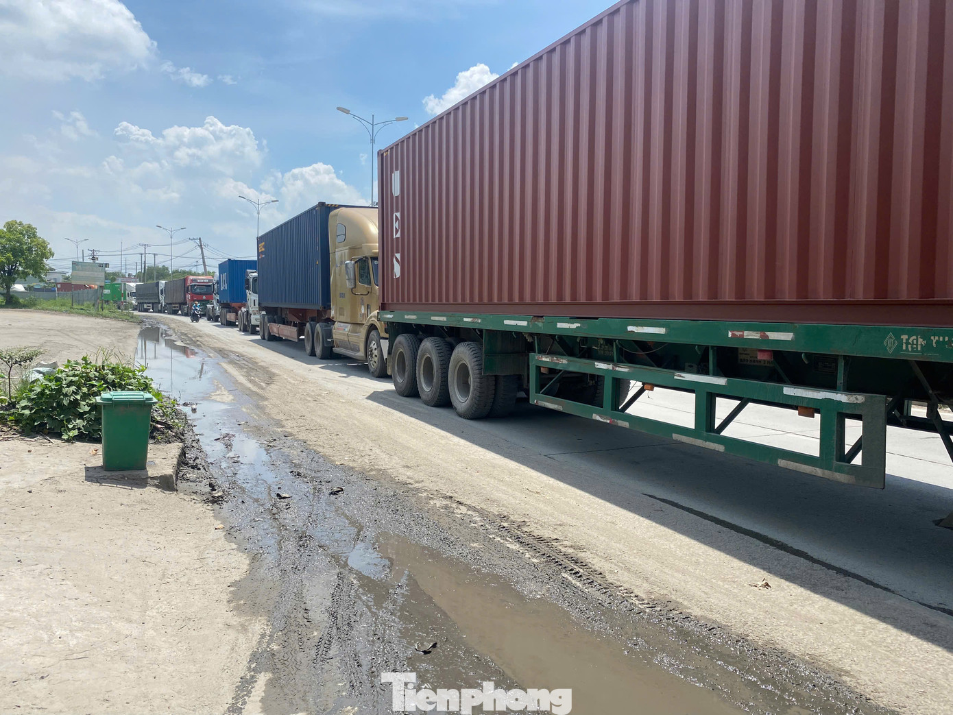 Phần đường dành cho xe 2 bánh trên đường Nguyễn Thị Tư bị lấp bùn đất. Ảnh: Hữu Huy.