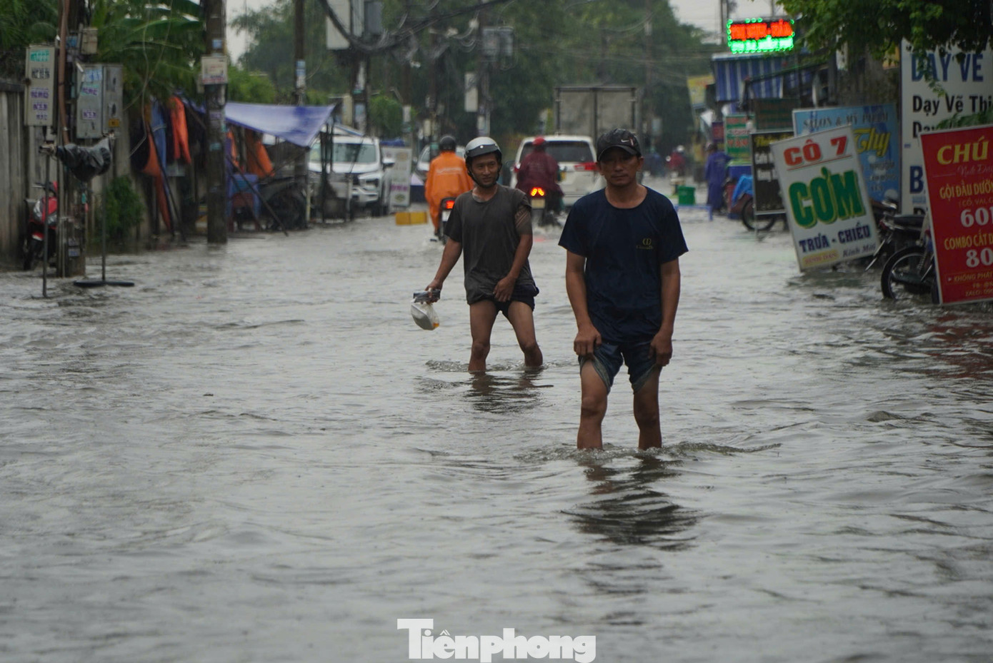 Chia sẻ với PV, anh Phan Minh Ngừng - người dân sống trên đường Sinco cho biết: “Đoạn đường qua đây hễ cứ mưa lớn là ngập. Gặp hôm mưa mà triều cường thì ngập càng lâu hơn, nước cũng rút rất chậm, xe chết máy nhiều&quot;.